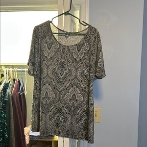 Croft & Barrow Black and Gray Paisley Short Sleeve Top